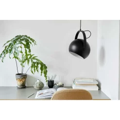 Frandsen Lampade Ball Lampada A Sospensione Con Manico Ø25 Nero Opaco - Frandsen - Acquista Qui -Vendite lampada a muro 5702410282292ball pendel with handle black frandsen5